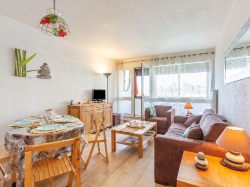 ein Wohnzimmer mit einem Sofa und einem Tisch in der Unterkunft Apartment Le Grand Large by Interhome in Seignosse