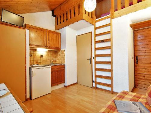 une cuisine avec un escalier en colimaçon dans une pièce dans l'établissement Studio Les Arandellys by Interhome, aux Houches