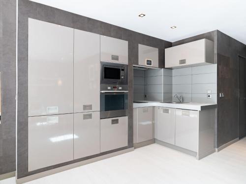 Kuchyňa alebo kuchynka v ubytovaní Apartment Port et golf-8 by Interhome