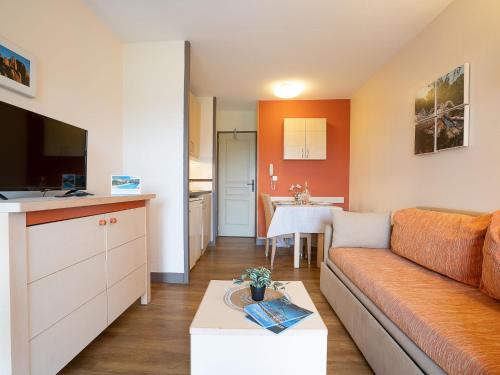 un salon avec un canapé et une cuisine dans l'établissement Studio Le Village - C3 217 by Interhome, à Agay