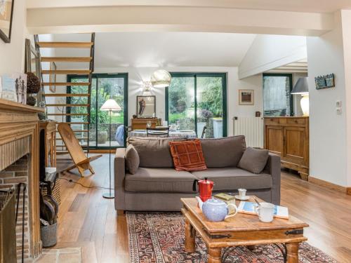 un salon avec un canapé et une table dans l'établissement Holiday Home Camélia by Interhome, à Cancale