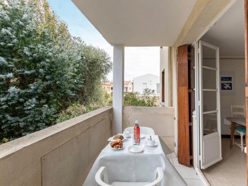 d'une baignoire installée au-dessus d'un balcon. dans l'établissement Apartment Super Plage-8 by Interhome, à Saint-Cyr-sur-Mer