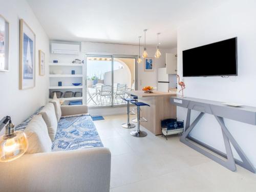 un salon avec un canapé et un bureau dans l'établissement Studio Port de La Gavine-25 by Interhome, à Hyères