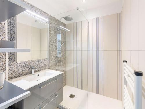 une salle de bain blanche avec un lavabo et un miroir dans l'établissement Studio Port de La Gavine-25 by Interhome, à Hyères
