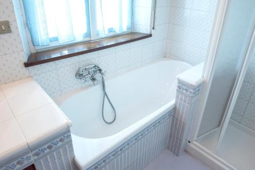 Ванна кімната в A11 - Varano, delizioso trilocale con giardino