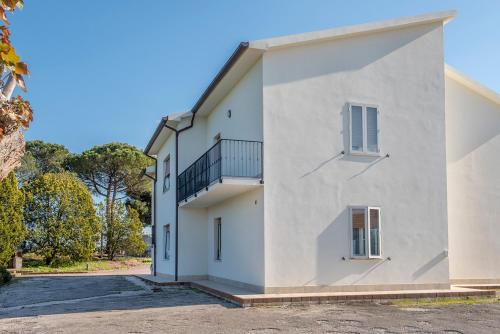 a white house with a balcony at A11 - Varano, delizioso trilocale con giardino in Ancona