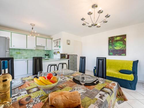une cuisine avec une table avec un bol de fruits dessus dans l'établissement Apartment La Storia by Interhome, à Cogolin