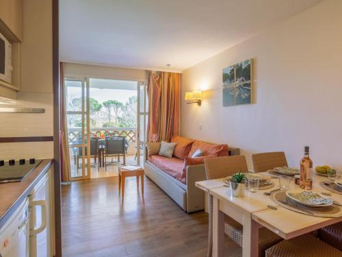 un salon avec un canapé et une table dans l'établissement Apartment Le Belvédère - R9 137 by Interhome, à Agay