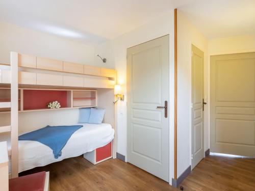 - une chambre avec un lit et une porte ouverte dans l'établissement Studio L'Esquinade - G5 130 by Interhome, à Agay