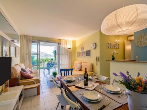 une cuisine et un salon avec une table et des chaises dans l'établissement Apartment Le Belvédère - V2 009 by Interhome, à Agay