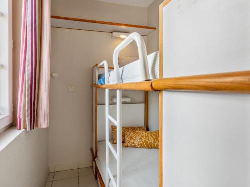 - une petite chambre avec des lits superposés dans une maison dans l'établissement Studio Le Village - C5 232 by Interhome, à Agay