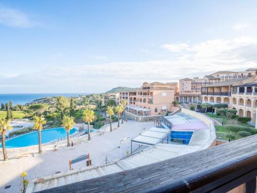 - une vue sur un complexe avec une piscine et l'océan dans l'établissement Apartment Le Village - E1320 by Interhome, à Agay