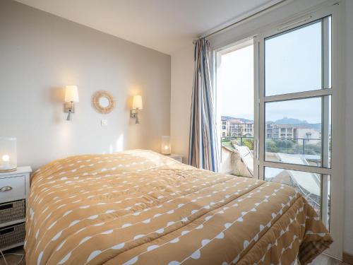 une chambre avec un lit et une grande fenêtre dans l'établissement Apartment L'Esquinade J5 226 by Interhome, à Agay