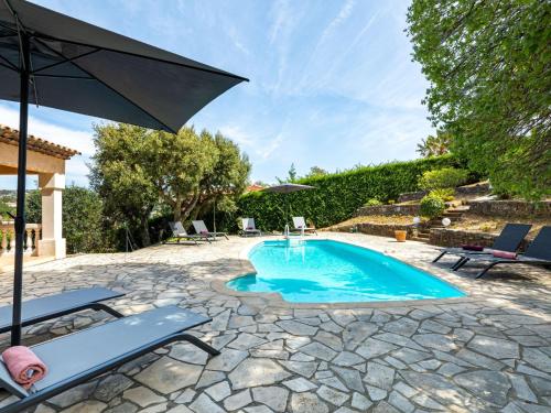 une piscine avec un parasol et des chaises ainsi qu'une terrasse dans l'établissement Holiday Home Villa Les 4 B by Interhome, à Sainte-Maxime