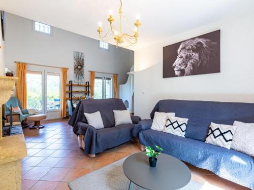 un salon avec un canapé bleu et une chaise dans l'établissement Holiday Home Villa Les 4 B by Interhome, à Sainte-Maxime