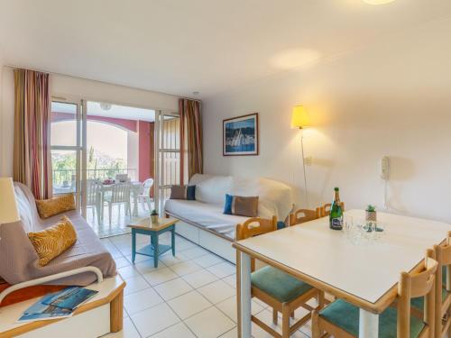 un salon avec un canapé et une table dans l'établissement Apartment Le Hameau - K3 122 by Interhome, à Agay