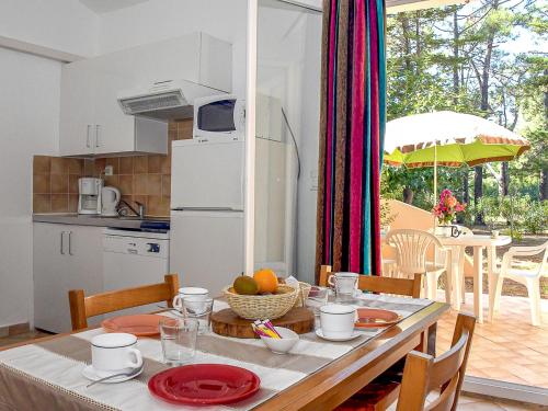 - une cuisine et une salle à manger avec une table dans l'établissement Holiday Home T2 Cabine Type C by Interhome, à Borgo
