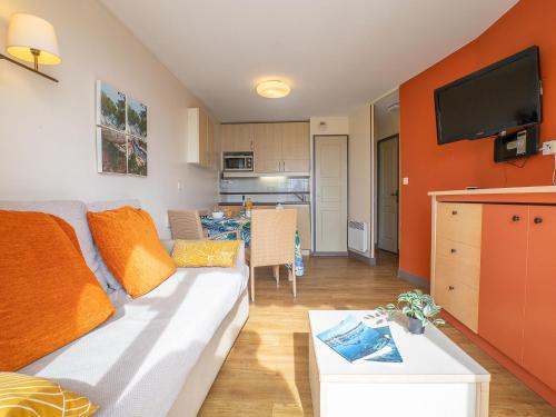Il comprend un salon doté d'un canapé et d'une télévision. dans l'établissement Apartment Le Village - C4 008 by Interhome, à Agay