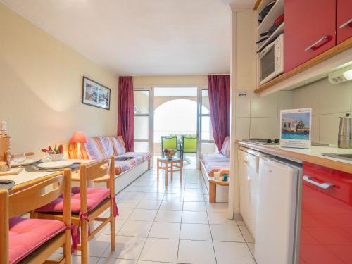 Il comprend une cuisine et un salon avec une table. dans l'établissement Apartment Le Village - E1 214 by Interhome, à Agay