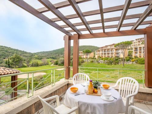 une table et des chaises sur un balcon avec vue dans l'établissement Studio L'Esquinade - J3 402 by Interhome, à Agay