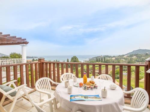 une table et des chaises sur un balcon avec vue sur l'océan dans l'établissement Apartment Le Village - C4324 by Interhome, à Agay