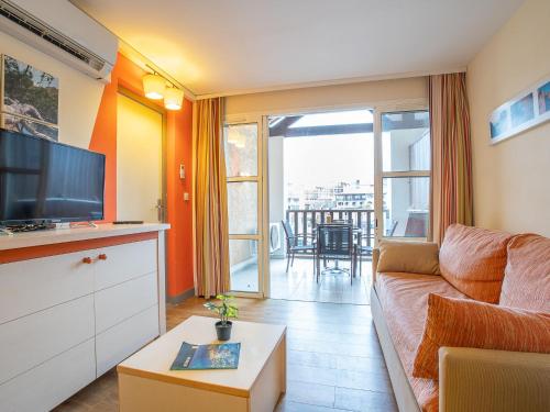 un salon avec un canapé et une télévision dans l'établissement Studio Le Village - B1 419 by Interhome, à Agay