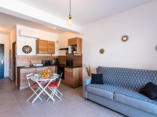 un salon avec un canapé et une table dans l'établissement Studio Studio Côté Sud 28 by Interhome, à Porto-Vecchio