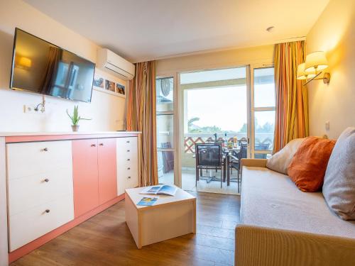 un salon avec un canapé et une table dans l'établissement Apartment Le Belvédère - D4 257 by Interhome, à Agay
