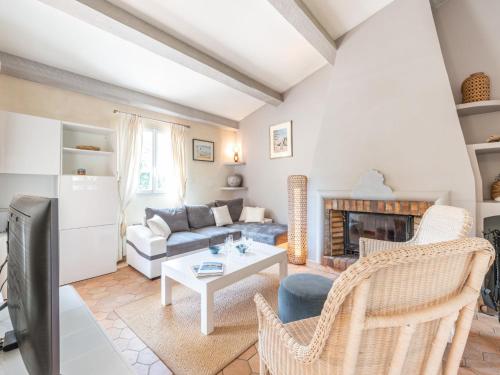 un salon avec un canapé et une table dans l'établissement Villa Sylvabelle by Interhome, à La Croix-Valmer