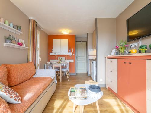 un salon avec un canapé et une table dans l'établissement Apartment L'Esquinade P3 314 by Interhome, à Agay