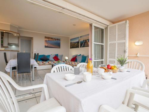 une salle à manger avec une table blanche et des chaises blanches dans l'établissement Apartment Les Bastides - I2 047 by Interhome, à Agay