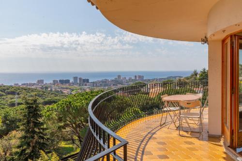 balcón con mesa y vistas a la ciudad en Hauzify I Casa Suredes, en Fanals d'Aro