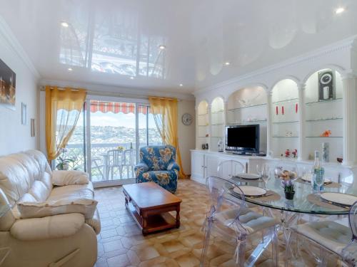 ein Wohnzimmer mit einem Sofa und einem Tisch in der Unterkunft Apartment Le Giono by Interhome in Saint-Laurent-du-Var