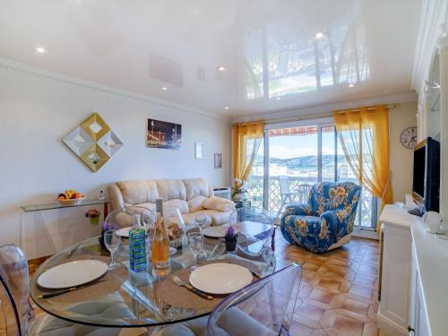 un salon avec une table en verre et des chaises dans l'établissement Apartment Le Giono by Interhome, à Saint-Laurent-du-Var