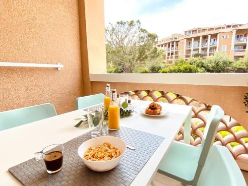 une table avec un bol de nourriture sur un balcon dans l'établissement Studio L'Esquinade - J2 206 by Interhome, à Agay
