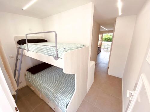 Ce dortoir comprend 2 lits superposés et un escalier. dans l'établissement Studio L'Esquinade - J2 206 by Interhome, à Agay