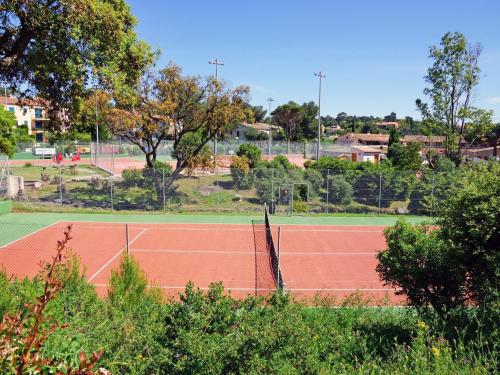 Tenis dan/atau kemudahan skuasy di Studio agay Plage by Interhome atau berdekatan