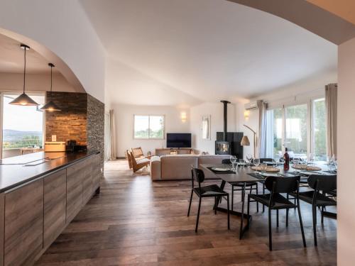 une cuisine et un salon avec une table et des chaises dans l'établissement Villa Villa Trinita-1 by Interhome, à Porto-Vecchio