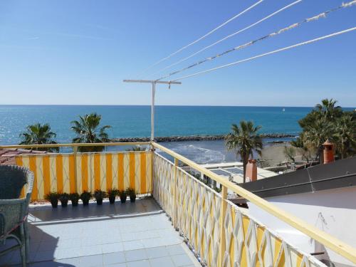Elle comprend un balcon offrant une vue sur l'océan. dans l'établissement Holiday Home Casa della Mamma by Interhome, à Riva Ligure