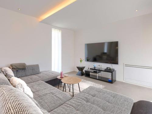 Televisyen dan/atau pusat hiburan di Villa Julia by Interhome