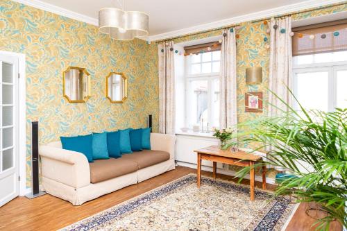 sala de estar con sofá y mesa en Suur-Sepa Residence, en Pärnu