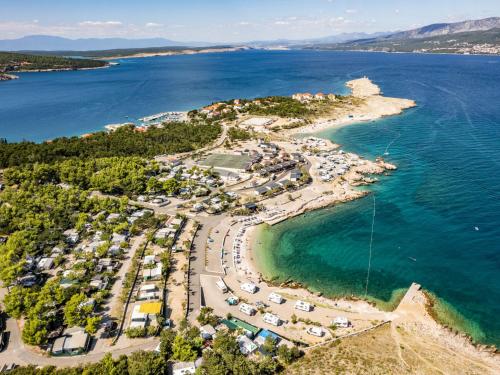 una vista aerea di un resort su una spiaggia di Holiday Home Sea View mobile home by Interhome a Šilo