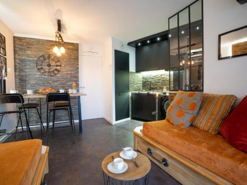 un salon avec un canapé et une cuisine dans l'établissement Apartment L'Esquinade - J4236 by Interhome, à Agay
