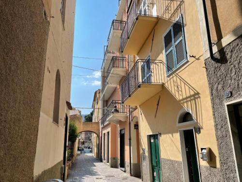 un vicolo in un centro storico con edifici di Apartment Tra Sole e Mare by Interhome a Spotorno