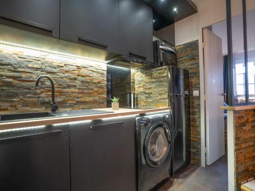 une cuisine avec une machine à laver et un évier dans l'établissement Apartment L'Esquinade - J4236 by Interhome, à Agay