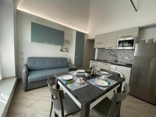 una cucina e una sala da pranzo con un tavolo e un divano di Apartment Tra Sole e Mare by Interhome a Spotorno