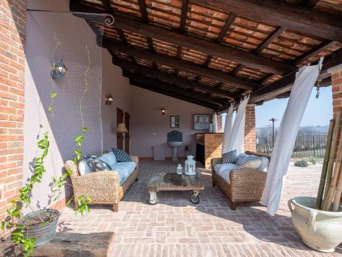 un patio con sofás y una mesa en un edificio en Holiday Home La Bell'aria by Interhome, en Tonco