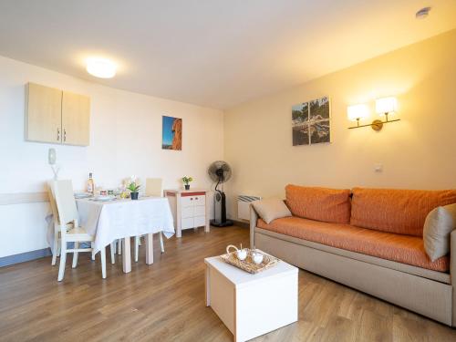 un salon avec un canapé et une table dans l'établissement Apartment L'Esquinade - E3 333 by Interhome, à Agay