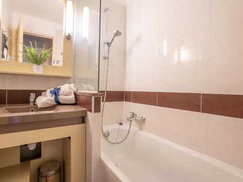 une salle de bain avec une baignoire et un lavabo dans l'établissement Apartment L'Esquinade - E3 333 by Interhome, à Agay