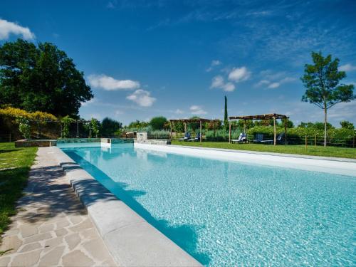 - une piscine d'eau bleue dans la cour dans l'établissement Apartment Olivo by Interhome, à Osteria Delle Noci